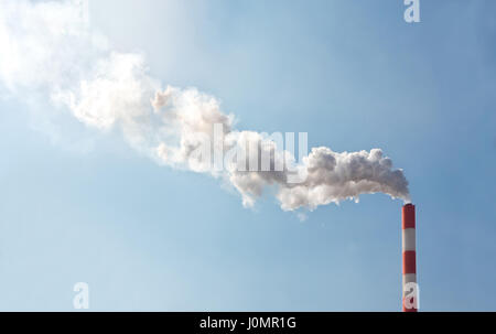 La pollution de l'air avec de la fumée de cheminée Banque D'Images