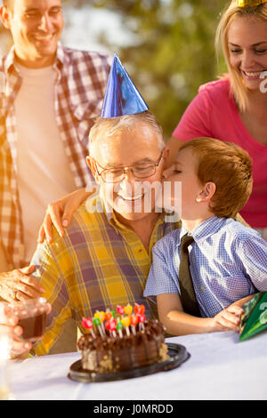 Portrait de grand-père et petit-fils celebrating birthday Banque D'Images
