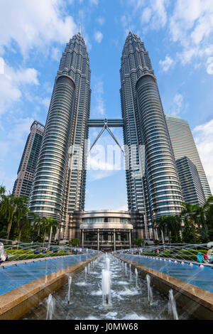 Kuala Lumpur, Malaisie - 14 mars, 2016 : Vue de face du célèbre Tours Petronas dans un coucher du soleil la lumière, Kuala Lumpur, Malaisie, le 14 mars 2016. Banque D'Images