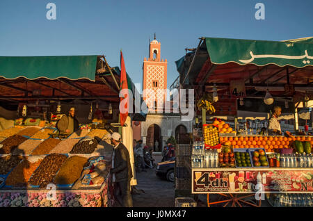 Marrakech Place Jemaa El-Fnaa deux étals de marché Banque D'Images