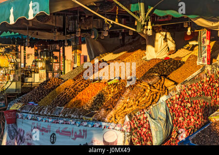 Marrakech Place Jemaa El-Fnaa étal de fruits séchés Banque D'Images