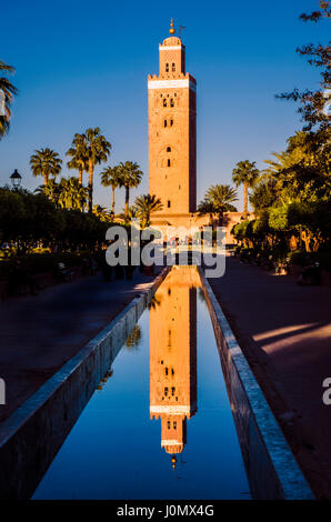 Mosquée de la Koutoubia de Marrakech la réflexion Banque D'Images