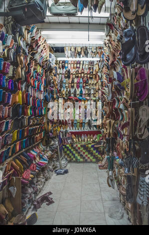 Dans le magasin de patins de Marrakech le souk Banque D'Images