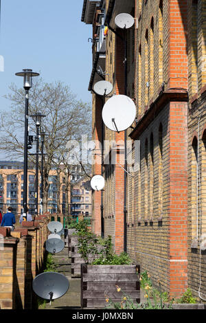 Des antennes paraboliques sur l'extérieur de Hythe House, avenue Railway, Southwark, Londres, Angleterre, Royaume-Uni. Banque D'Images