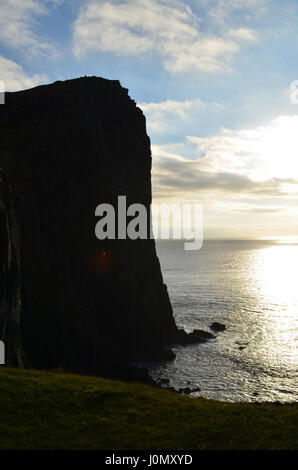 La silhouette imposante falaise de Skye en Ecosse. Banque D'Images