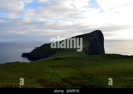 Belles falaises à distance sur l'île de Skye en Ecosse. Banque D'Images