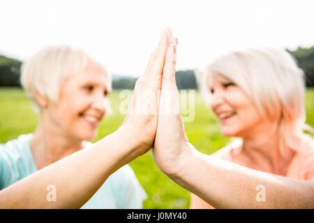 Deux femmes avec des mains de les toucher. Banque D'Images