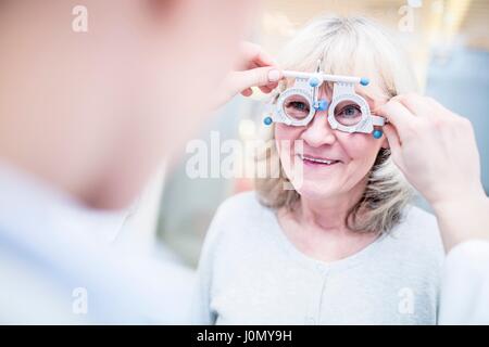 Senior woman having Examen de la vue par un optométriste. Banque D'Images