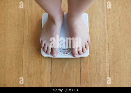 Femme debout sur les balances. Banque D'Images
