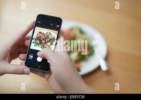 Woman taking photo de nourriture avec le smartphone, contrôle des calories. Banque D'Images