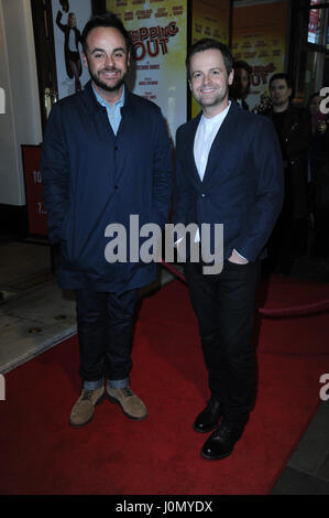 Sortir Appuyez sur nuit au Vaudeville Theatre - Arrivées avec : Ant et Dec Où : London, Royaume-Uni Quand : 14 Mars 2017 Banque D'Images