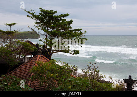 Le vent secoue les arbres et les captures d'une vague dans l'océan temple sur la mer Banque D'Images