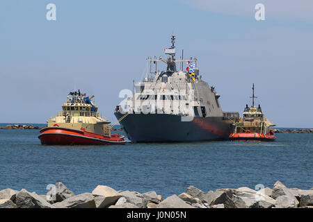 USS Milwaukee (LCS-5) remorqué dans le bassin du port de NS Mayport, FL Banque D'Images