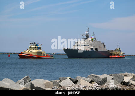 USS Milwaukee (LCS-5) remorqué dans le bassin du port de NS Mayport, FL Banque D'Images