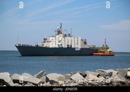 USS Milwaukee (LCS-5) remorqué dans le bassin du port de NS Mayport, FL Banque D'Images