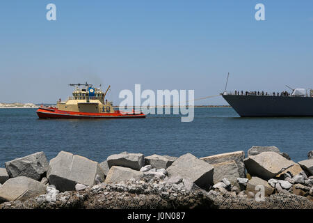 USS Milwaukee (LCS-5) remorqué dans le bassin du port de NS Mayport, FL Banque D'Images