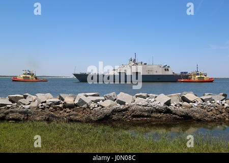 USS Milwaukee (LCS-5) remorqué dans le bassin du port de NS Mayport, FL Banque D'Images