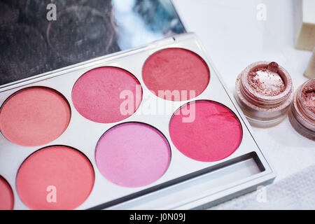 Cosmétique maquillage sur fond blanc. L'accent peu profondes. Banque D'Images