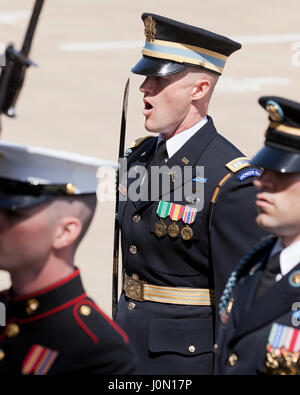 Officier de l'Armée US en service mixte honneur Cordon au Pentagone - Washington, DC USA Banque D'Images