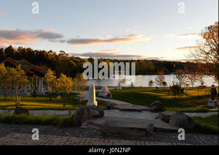 Canberra. Apr 11, 2017. Le Jardin de Pékin est considéré par le lac Burley Griffin à Canberra, Australie, le 11 avril 2017. Credit : Xu Haijing/Xinhua/Alamy Live News Banque D'Images