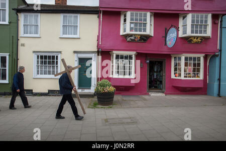 Thaxted, Essex, Royaume-Uni. 14 avr, 2017. Vendredi Saint Pâques Thaxted Essex UK.14 avril 2017 Daniel Fox porte la croix chrétienne de sacrifice au cours d'une procession dans la magnifique ville d'Essex au nord-ouest de Thaxted sur Pâques Bon vendredi matin. Crédit : BRIAN HARRIS/Alamy Live News Banque D'Images