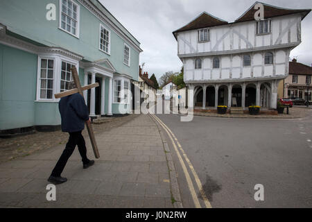 Thaxted, Essex, Royaume-Uni. 14 avr, 2017. Vendredi Saint Pâques Thaxted Essex UK.14 avril 2017 Daniel Fox porte la croix chrétienne de sacrifice au cours d'une procession dans la magnifique ville d'Essex au nord-ouest de Thaxted sur Pâques Bon vendredi matin. Crédit : BRIAN HARRIS/Alamy Live News Banque D'Images