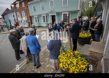 Thaxted, Essex, Royaume-Uni. 14 avr, 2017. Vendredi Saint Pâques Thaxted Essex UK.14 avril 2017 Daniel Fox porte la croix chrétienne de sacrifice au cours d'une procession dans la magnifique ville d'Essex au nord-ouest de Thaxted sur Pâques Bon vendredi matin. Crédit : BRIAN HARRIS/Alamy Live News Banque D'Images