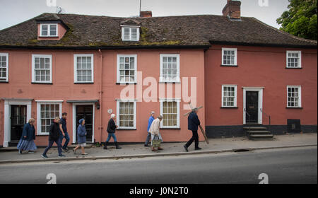 Thaxted, Essex, Royaume-Uni. 14 avr, 2017. Vendredi Saint Pâques Thaxted Essex UK.14 avril 2017 Daniel Fox porte la croix chrétienne de sacrifice au cours d'une procession dans la magnifique ville d'Essex au nord-ouest de Thaxted sur Pâques Bon vendredi matin. Crédit : BRIAN HARRIS/Alamy Live News Banque D'Images