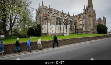 Thaxted, Essex, Royaume-Uni. 14 avr, 2017. Vendredi Saint Pâques Thaxted Essex UK.14 avril 2017 Daniel Fox porte la croix chrétienne de sacrifice au cours d'une procession dans la magnifique ville d'Essex au nord-ouest de Thaxted sur Pâques Bon vendredi matin. Crédit : BRIAN HARRIS/Alamy Live News Banque D'Images