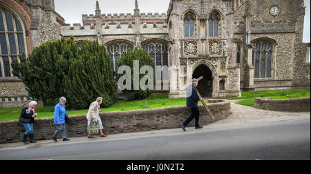 Thaxted, Essex, Royaume-Uni. 14 avr, 2017. Vendredi Saint Pâques Thaxted Essex UK.14 avril 2017 Daniel Fox porte la croix chrétienne de sacrifice au cours d'une procession dans la magnifique ville d'Essex au nord-ouest de Thaxted sur Pâques Bon vendredi matin. Crédit : BRIAN HARRIS/Alamy Live News Banque D'Images