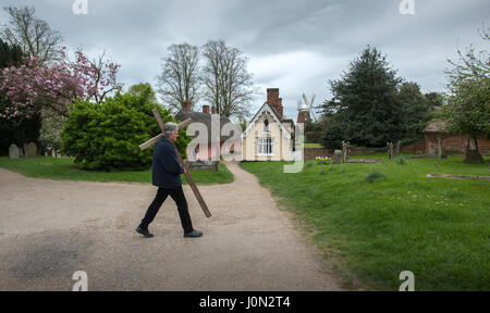 Thaxted, Essex, Royaume-Uni. 14 avr, 2017. Vendredi Saint Pâques Thaxted Essex UK.14 avril 2017 Daniel Fox porte la croix chrétienne de sacrifice au cours d'une procession dans la magnifique ville d'Essex au nord-ouest de Thaxted sur Pâques Bon vendredi matin. Crédit : BRIAN HARRIS/Alamy Live News Banque D'Images