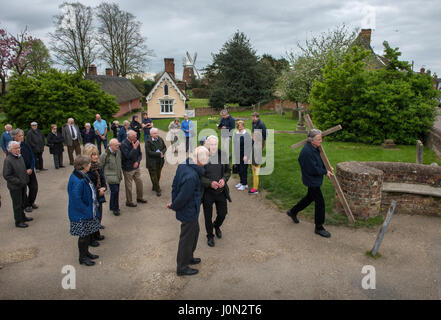 Thaxted, Essex, Royaume-Uni. 14 avr, 2017. Vendredi Saint Pâques Thaxted Essex UK.14 avril 2017 Daniel Fox porte la croix chrétienne de sacrifice au cours d'une procession dans la magnifique ville d'Essex au nord-ouest de Thaxted sur Pâques Bon vendredi matin. Crédit : BRIAN HARRIS/Alamy Live News Banque D'Images