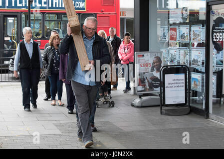 Brentwood, Essex, le 14 avril 2017 ; Le Vendredi Saint à pied de témoin, Brentwood Streeet Haut Crédit : Ian Davidson/Alamy Live News Banque D'Images