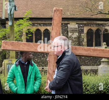 Brentwood, Essex, le 14 avril 2017 ; Le Vendredi Saint à pied du témoin, St Thomas' Church Crédit : Brentwood Ian Davidson/Alamy Live News Banque D'Images