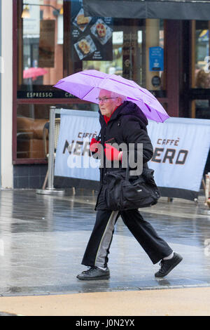 Southport, Merseyside. 14 avril 2017. Météo britannique. Une froide et humide pour démarrer la journée dans la station balnéaire de Southport Merseyside. Fortes pluies et vents soufflant par batter ceux assez courageux pour aller en ville. Les nuages épais avec la pluie sont susceptibles d'affecter le nord ouest pour le reste de la journée. Credit : Cernan Elias/Alamy Live News Banque D'Images