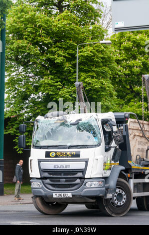 Shortlands, le sud de Londres, au Royaume-Uni. 14 avr, 2017. Un camion passer frapper la faible pont de chemin de fer en dehors de Shortlands Station à l'heure du déjeuner. Les trains ont été retardés pendant que le pont a été vérifié pour les dommages structuraux et de longues files d'attente du trafic sur la route principale qui passe sous le pont. La cabine endommagée de camion. Credit : UrbanImages/Alamy Live News Banque D'Images