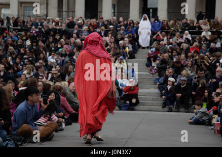 Trafalgar Square, au centre de Londres a été transformé en la Jérusalem d'il y a deux millénaires, le Vendredi saint, lorsque le 100-strong cast de Wintershall Joueurs, accompagnée d'un certain nombre d'animaux, de raviver la passion du Christ. Produit par le scénariste et réalisateur Peter Hutley MBE, le jeu a attiré des milliers de personnes à ce qui est devenu un événement doit faire à voir pendant les vacances de Pâques à Londres @Paul/Quezada-Neiman Alamy Live News Crédit : Paul/Quezada-Neiman Alamy Live News Banque D'Images