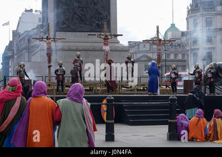 Londres, Angleterre, Royaume-Uni. 14 avr, 2017. Des milliers assiste à la Passion de Jésus à Trafalgar Square, Londres, Royaume-Uni. Par : Voir Li/Alamy Live News Banque D'Images