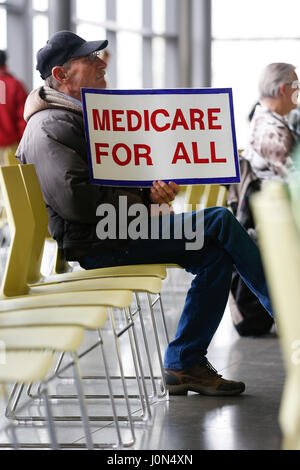 Un homme est titulaire d'un signe au cours de l'un de mes électeurs de ville réunion tenue par U.S. Rep. Greg Walden (R-OU) le 12 avril 2017. The Dalles, Oregon, United States. Banque D'Images