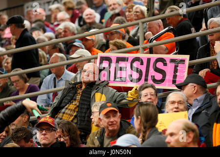 Un homme est titulaire d'un signe au cours de l'un de mes électeurs de ville réunion tenue par U.S. Rep. Greg Walden (R-OU) le 13 avril 2017. Bend, Oregon, United States. Banque D'Images