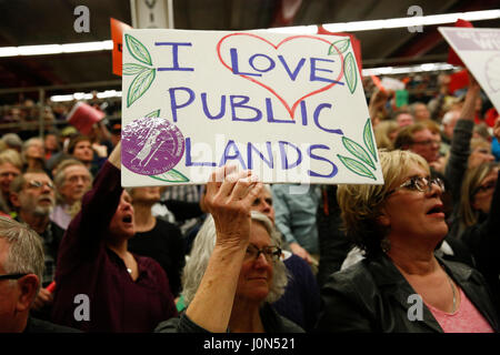 Une femme est titulaire d'un signe au cours de l'un de mes électeurs de ville réunion tenue par U.S. Rep. Greg Walden (R-OU) le 13 avril 2017. Bend, Oregon, United States. Banque D'Images