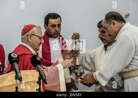 En Irak Pâques Jeudi Saint : lavage des pieds avec Mar Raphaël Louis Sako - passant l'encensoir Banque D'Images