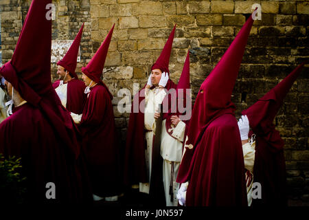 Bossost, Lleida, Espagne. 14 avr, 2017. Dans le village d'Aranes Bossost pénitents se préparent à prendre part à la procession du Vendredi Saint. Dans le village de Bossost, Pyrénées à Vall d'Aran, région des voisins dans la rue chaque année à eu lieu la procession du Vendredi saint. Bossost est l'unique village qui détient toujours cette tradition dans la région de Vall d'Aran et a son origine à partir de 1879. Crédit : Jordi Boixareu/ZUMA/Alamy Fil Live News Banque D'Images