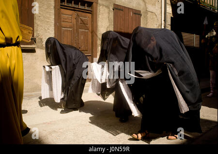 Bossost, Lleida, Espagne. 14 avr, 2017. Dans le village d'Aranes Bossost pénitents prendre part à la procession du Vendredi Saint. Dans le village de Bossost, Pyrénées à Vall d'Aran, région des voisins dans la rue chaque année à eu lieu la procession du Vendredi saint. Bossost est l'unique village qui détient toujours cette tradition dans la région de Vall d'Aran et a son origine à partir de 1879. Crédit : Jordi Boixareu/ZUMA/Alamy Fil Live News Banque D'Images