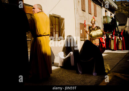 Bossost, Lleida, Espagne. 14 avr, 2017. Dans le village d'Aranes Bossost pénitents prendre part à la procession du Vendredi Saint. Dans le village de Bossost, Pyrénées à Vall d'Aran, région des voisins dans la rue chaque année à eu lieu la procession du Vendredi saint. Bossost est l'unique village qui détient toujours cette tradition dans la région de Vall d'Aran et a son origine à partir de 1879. Crédit : Jordi Boixareu/ZUMA/Alamy Fil Live News Banque D'Images