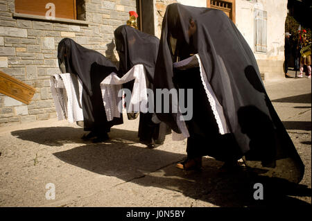 Bossost, Lleida, Espagne. 14 avr, 2017. Dans le village d'Aranes Bossost pénitents prendre part à la procession du Vendredi Saint. Dans le village de Bossost, Pyrénées à Vall d'Aran, région des voisins dans la rue chaque année à eu lieu la procession du Vendredi saint. Bossost est l'unique village qui détient toujours cette tradition dans la région de Vall d'Aran et a son origine à partir de 1879. Crédit : Jordi Boixareu/ZUMA/Alamy Fil Live News Banque D'Images