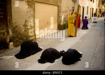 Bossost, Lleida, Espagne. 14 avr, 2017. Dans le village d'Aranes Bossost pénitents prendre part à la procession du Vendredi Saint. Dans le village de Bossost, Pyrénées à Vall d'Aran, région des voisins dans la rue chaque année à eu lieu la procession du Vendredi saint. Bossost est l'unique village qui détient toujours cette tradition dans la région de Vall d'Aran et a son origine à partir de 1879. Crédit : Jordi Boixareu/ZUMA/Alamy Fil Live News Banque D'Images