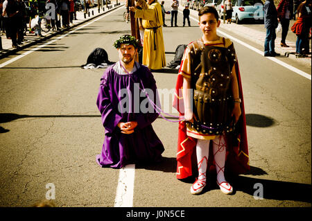 Bossost, Lleida, Espagne. 14 avr, 2017. Dans le village d'Aranes Bossost pénitents prendre part à la procession du Vendredi Saint. Dans le village de Bossost, Pyrénées à Vall d'Aran, région des voisins dans la rue chaque année à eu lieu la procession du Vendredi saint. Bossost est l'unique village qui détient toujours cette tradition dans la région de Vall d'Aran et a son origine à partir de 1879. Crédit : Jordi Boixareu/ZUMA/Alamy Fil Live News Banque D'Images