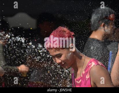 Vientiane, Laos. 14 avr, 2017. La population locale de l'eau en fête Festival à Vientiane, capitale du Laos, le 14 avril 2017. Songkran festival, également connu sous le nom de Fête de l'eau, est célébrée dans le Laos comme le traditionnel jour de l'an. Credit : Liu Ailun/Xinhua/Alamy Live News Banque D'Images