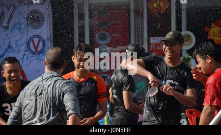 Vientiane, Laos. 14 avr, 2017. La population locale de l'eau en fête Festival à Vientiane, capitale du Laos, le 14 avril 2017. Songkran festival, également connu sous le nom de Fête de l'eau, est célébrée dans le Laos comme le traditionnel jour de l'an. Credit : Liu Ailun/Xinhua/Alamy Live News Banque D'Images